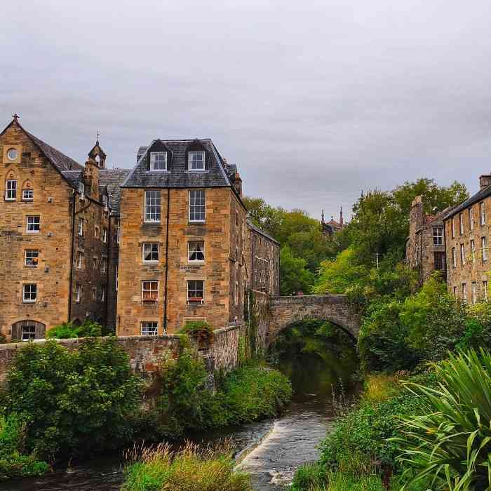  Discover Enchanting Edinburgh