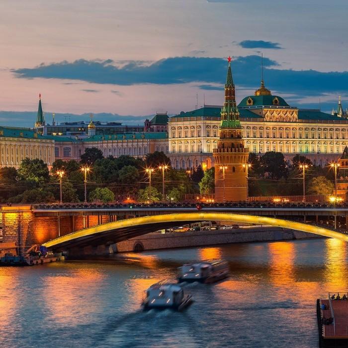 Iconic Landmarks and River Breezes